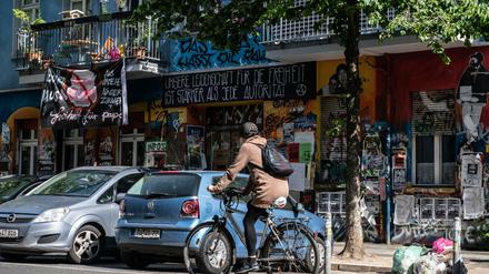 An Radfahrer fährt an dem Haus in der Rigaer Straße 94 vorbei.