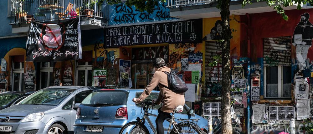 An Radfahrer fährt an dem Haus in der Rigaer Straße 94 vorbei.