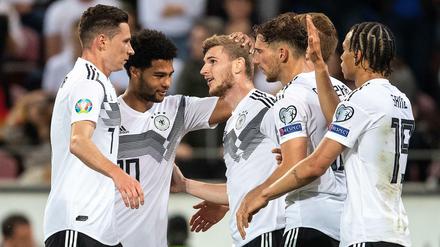 Im Jubel vereint. Die Nationalspieler feiern den deutlichen Sieg gegen Estland - und einen neuen Geist im Team.