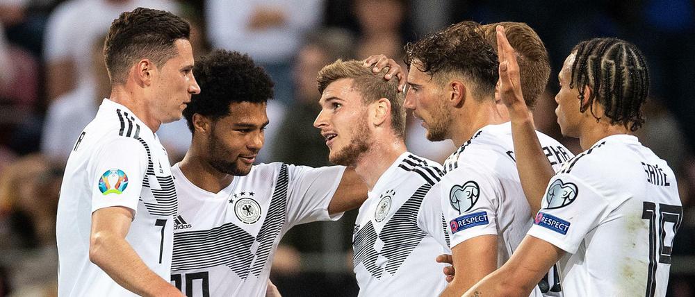Im Jubel vereint. Die Nationalspieler feiern den deutlichen Sieg gegen Estland - und einen neuen Geist im Team.