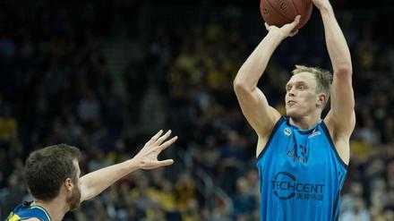 Vier Jahre mehr: Luke Sikma (rechts) bleibt Alba Berlin dauerhaft erhalten.