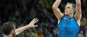 Vier Jahre mehr: Luke Sikma (rechts) bleibt Alba Berlin dauerhaft erhalten.