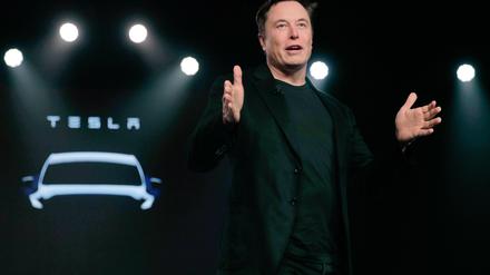 esla-Chef Elon Musk spricht vor der Enthüllung des Teslas Modell Y in Teslas Designstudio in Hawthorne, Kalifornien.