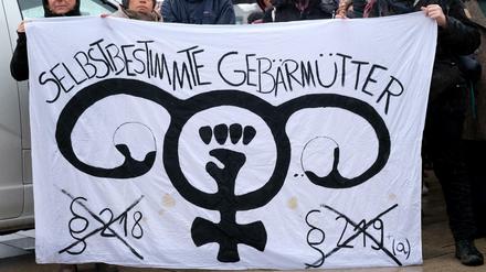 Umstritten. Der Paragraph 219a besteht seit NS-Zeiten - zuletzt waren mehrere Frauenärztinnen auf seiner Grundlage angeklagt worden.