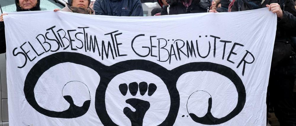Umstritten. Der Paragraph 219a besteht seit NS-Zeiten - zuletzt waren mehrere Frauenärztinnen auf seiner Grundlage angeklagt worden.