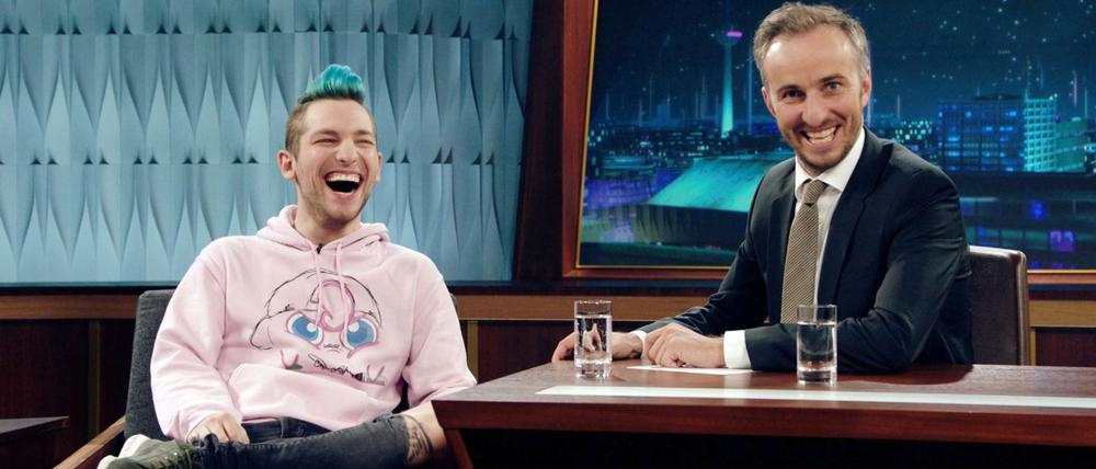Gute Stimmung. Youtuber Rezo (links) und Moderator Jan Böhmermann im Studio von "Neo Magazin Royale".