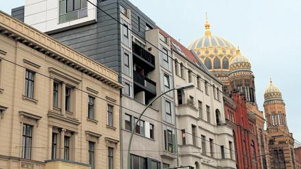 Altbauten und Neubauten in der Oranienburger Straße in Berlin-Mitte. Die Kuppel der Synagoge ist zu sehen.