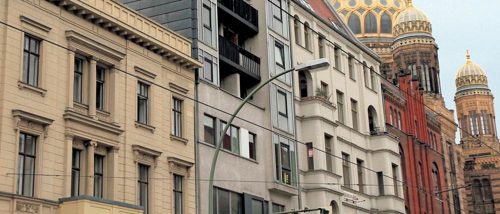 Altbauten und Neubauten in der Oranienburger Straße in Berlin-Mitte. Die Kuppel der Synagoge ist zu sehen.