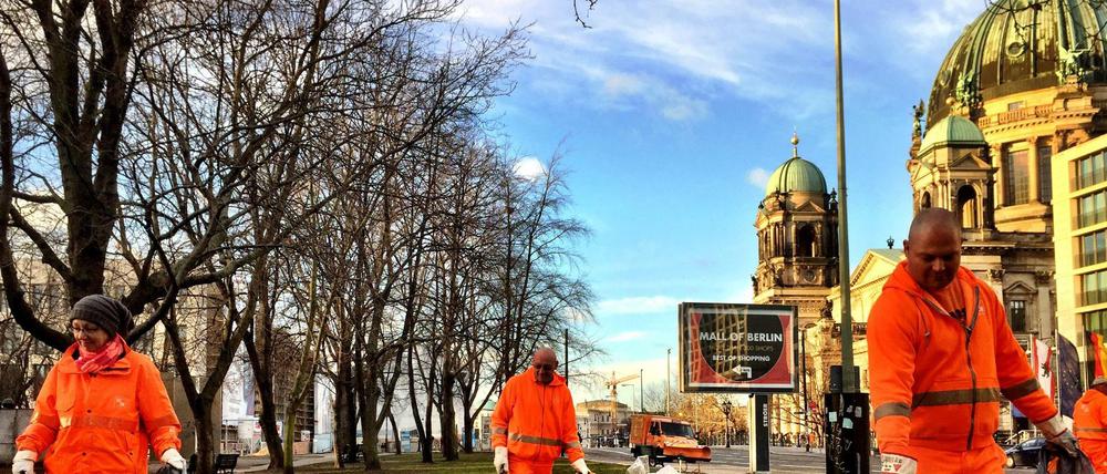 Ein Team der Berliner Stadtreinigung (BSR) räumt am Morgen beim Berliner Dom auf.