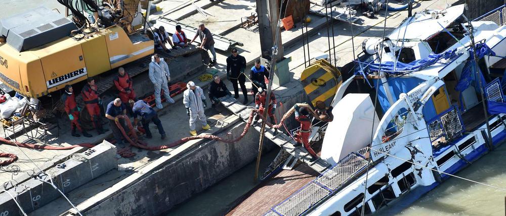 Das Boot wird mit einem Schwimmkran aus der Donau geborgen.