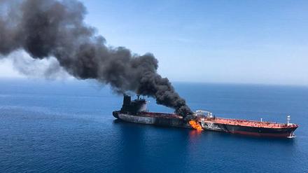 Der Tanker "Front Altair" steht in Flammen.