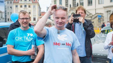 2017: Uwe Steimle (Mitte) in Dresden bei der Verabschiedung einer "Friedensfahrt" nach Moskau. 