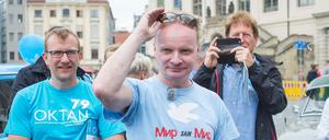 2017: Uwe Steimle (Mitte) in Dresden bei der Verabschiedung einer "Friedensfahrt" nach Moskau. 