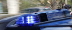 Die Polizei mit Blaulicht (Symbolbild).