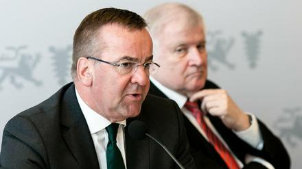 Der Innenminister von Niedersachsen Boris Pistorius (SPD, l) mit Bundesinnenminister Horst Seehofer (CSU). 