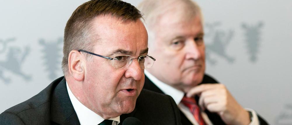 Der Innenminister von Niedersachsen Boris Pistorius (SPD, l) mit Bundesinnenminister Horst Seehofer (CSU). 