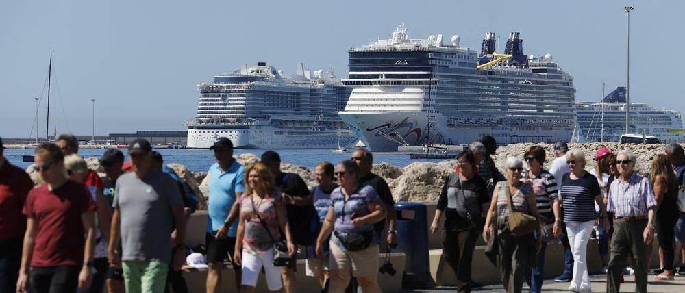 Kreuzfahrtschiffe kommen im Hafen von Palma de Mallorca an und bringen zahlreiche Touristen auf die Insel.