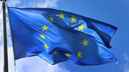Eine Europafahne weht vor dem Europäischen Parlament.