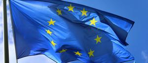 Eine Europafahne weht vor dem Europäischen Parlament.
