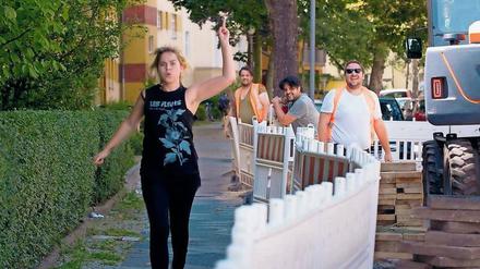 Volle Kraft voraus. Kim (Martina Schöne-Radunski) hat die Langeweile satt. Sie verändert kurzerhand ihren Körper. 