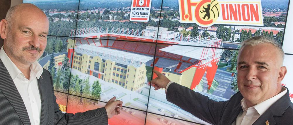 Dirk Thieme (l), Vorstandsvorsitzender der «An der Alten Försterei» Stadionbetriebs AG, und der Präsident des 1. FC Union Berlin, Dirk Zingler.
