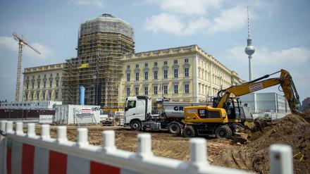 Baumaschinen stehen gegenüber der Baustelle des Humboldt-Forum im neuen Berliner Stadtschloss. 