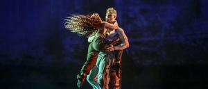 Im Clinch. Brüning (Florentine Beyer) und Fred (Denis Riffel). 