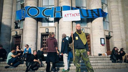 Erster Akt? Mitglieder der Gruppe „Staub zu Glitzer“ bei der Volksbühnenbesetzung im September 2017. Foto: Imago/Christian Mang