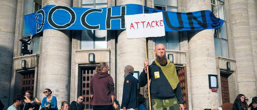 Erster Akt? Mitglieder der Gruppe „Staub zu Glitzer“ bei der Volksbühnenbesetzung im September 2017. Foto: Imago/Christian Mang