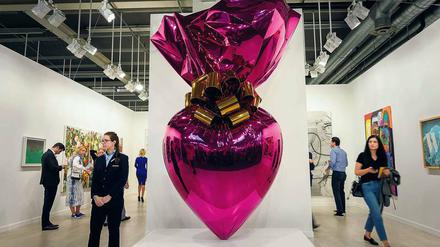 Herz Trumpf. Jeff Koons „Sacred Heart“ am Stand der Galerie Gagosian. 