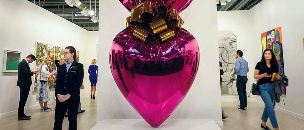 Herz Trumpf. Jeff Koons „Sacred Heart“ am Stand der Galerie Gagosian.