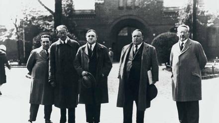 Nach der Verurteilung. Carl von Ossietzky (Mitte) am 10. Mai 1932 beim Haftantritt vor der Strafanstalt in Berlin-Tegel nach dem „Weltbühne-Prozess“. Ihn begleitet unter anderem sein Rechtsanwalt Alfred Apfel (zweiter von rechts). 