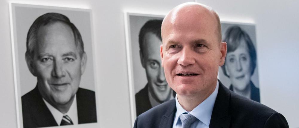 Ralph Brinkhaus vor Porträts seiner Vorgänger.