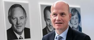Ralph Brinkhaus vor Porträts seiner Vorgänger.