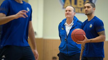 Volle Konzentration. Aito Garcia Reneses (Mitte), Cheftrainer, beim Training der Mannschaft neben Peyton Siva. Links steht Stefan Peno.