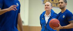 Volle Konzentration. Aito Garcia Reneses (Mitte), Cheftrainer, beim Training der Mannschaft neben Peyton Siva. Links steht Stefan Peno.