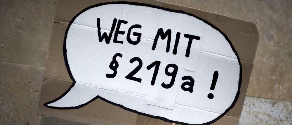 Demonstranten fordern bei einer Kundgebung, dass Paragraf 219a abgeschafft wird.