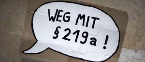 Demonstranten fordern bei einer Kundgebung, dass Paragraf 219a abgeschafft wird.