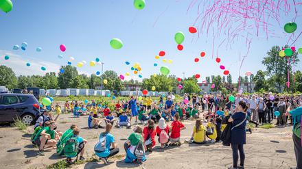 Große Vorfreude war die dominierende Gemütslage beim sommerlichen ersten Spatenstich für den Neubau der Clay-Schule.
