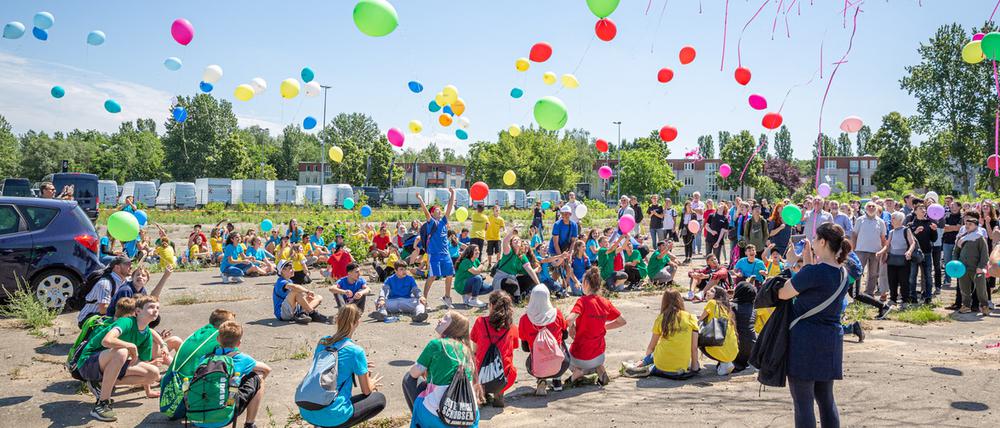 Große Vorfreude war die dominierende Gemütslage beim sommerlichen ersten Spatenstich für den Neubau der Clay-Schule.