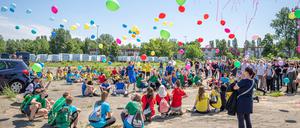 Große Vorfreude war die dominierende Gemütslage beim sommerlichen ersten Spatenstich für den Neubau der Clay-Schule.