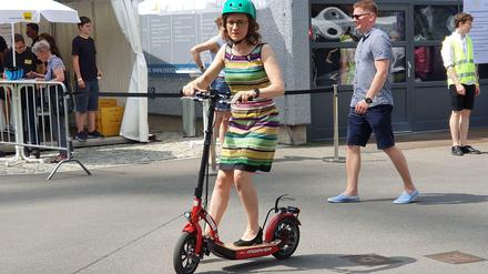 BVG-Chefin Sigrid Nikutta testete am Sonnabend E-Roller.
