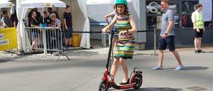 BVG-Chefin Sigrid Nikutta testete am Sonnabend E-Roller.