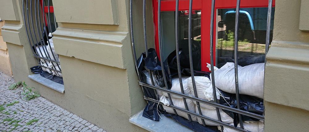 Mit Säcken vor Überschwemmung geschützte Fenster in Erdgeschosswohnungen im Kaskelkiez in Berlin-Lichtenberg.