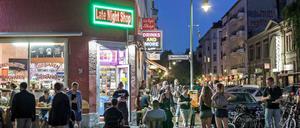 Rettung für Konsumenten. Die Spätis gehören zum Berliner Lebensstil. Aber es gibt Streit um die Sonntagsöffnung.