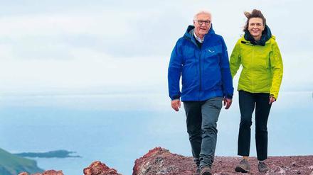 Frank-Walter Steinmeier und seine Frau Elke Büdenbender informieren sich darüber, wie man Erdwärme nutzen kann. 