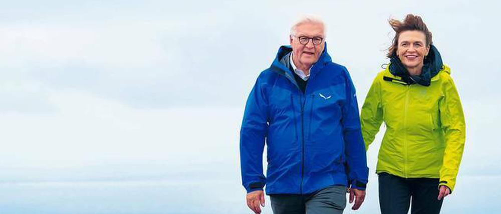 Frank-Walter Steinmeier und seine Frau Elke Büdenbender informieren sich darüber, wie man Erdwärme nutzen kann.