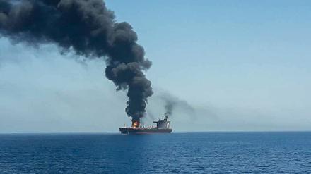 Brennender Öltanker im Golf von Oman
