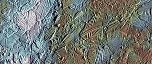 Zutat für Leben? Eisschollen und Platten auf dem Ozean des Jupitermonds Europa, in dem Forscher jetzt mithilfe des Weltraumteleskops Hubble Hinweise auf Kochsalz gefunden haben. 