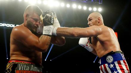 Eine einseitige Begegnung: Tyson Fury (rechts) gegen Tom Schwarz.